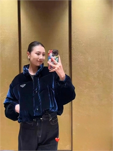 {{productViewItem.photos[photoViewList.activeNavIndex].Alt || productViewItem.photos[photoViewList.activeNavIndex].Description || 'Куртка PRADA'}}