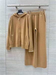 {{productViewItem.photos[photoViewList.activeNavIndex].Alt || productViewItem.photos[photoViewList.activeNavIndex].Description || 'Костюм LORO PIANA'}}