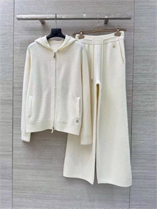 {{productViewItem.photos[photoViewList.activeNavIndex].Alt || productViewItem.photos[photoViewList.activeNavIndex].Description || 'Костюм LORO PIANA'}}