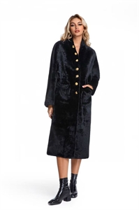 {{productViewItem.photos[photoViewList.activeNavIndex].Alt || productViewItem.photos[photoViewList.activeNavIndex].Description || 'Шуба Schiaparelli'}}