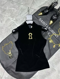 {{productViewItem.photos[photoViewList.activeNavIndex].Alt || productViewItem.photos[photoViewList.activeNavIndex].Description || 'Майка Schiaparelli'}}