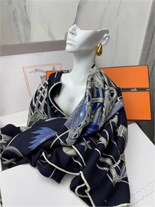 {{productViewItem.photos[photoViewList.activeNavIndex].Alt || productViewItem.photos[photoViewList.activeNavIndex].Description || 'Платок HERMES'}}