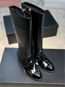 {{productViewItem.photos[photoViewList.activeNavIndex].Alt || productViewItem.photos[photoViewList.activeNavIndex].Description || 'Сапоги CHANEL'}}