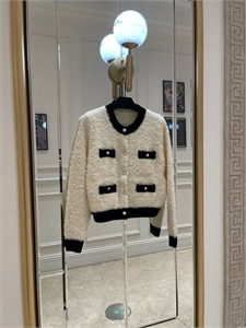 {{productViewItem.photos[photoViewList.activeNavIndex].Alt || productViewItem.photos[photoViewList.activeNavIndex].Description || 'Кардиган CHANEL'}}