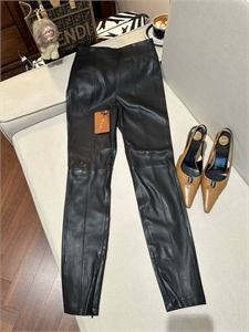 {{productViewItem.photos[photoViewList.activeNavIndex].Alt || productViewItem.photos[photoViewList.activeNavIndex].Description || 'Лосины LORO PIANA'}}