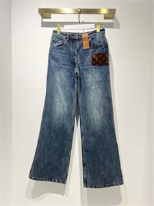 {{productViewItem.photos[photoViewList.activeNavIndex].Alt || productViewItem.photos[photoViewList.activeNavIndex].Description || 'Джинсы LOUIS VUITTON'}}