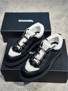 {{productViewItem.photos[photoViewList.activeNavIndex].Alt || productViewItem.photos[photoViewList.activeNavIndex].Description || 'Кроссовки CHANEL'}}
