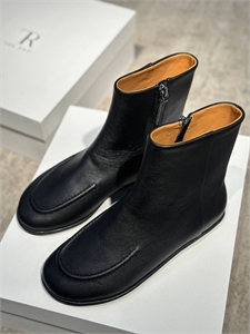 {{productViewItem.photos[photoViewList.activeNavIndex].Alt || productViewItem.photos[photoViewList.activeNavIndex].Description || 'Ботинки THE ROW'}}