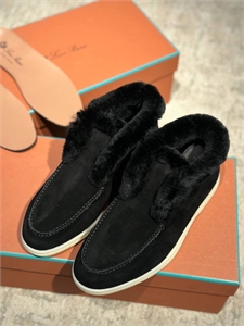 {{productViewItem.photos[photoViewList.activeNavIndex].Alt || productViewItem.photos[photoViewList.activeNavIndex].Description || 'Лоферы LORO PIANA'}}