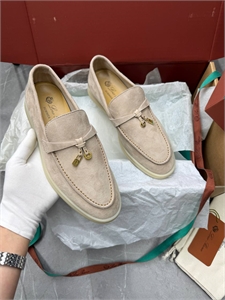 {{productViewItem.photos[photoViewList.activeNavIndex].Alt || productViewItem.photos[photoViewList.activeNavIndex].Description || 'Лоферы LORO PIANA'}}