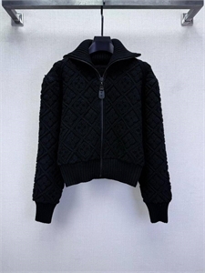 {{productViewItem.photos[photoViewList.activeNavIndex].Alt || productViewItem.photos[photoViewList.activeNavIndex].Description || 'Кардиган  LOUIS VUITTON'}}