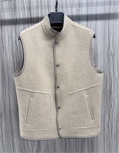 {{productViewItem.photos[photoViewList.activeNavIndex].Alt || productViewItem.photos[photoViewList.activeNavIndex].Description || 'Жилет LP кашемир'}}