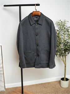 {{productViewItem.photos[photoViewList.activeNavIndex].Alt || productViewItem.photos[photoViewList.activeNavIndex].Description || 'Куртка ZEGNA'}}