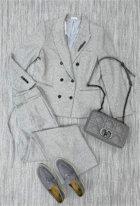 {{productViewItem.photos[photoViewList.activeNavIndex].Alt || productViewItem.photos[photoViewList.activeNavIndex].Description || 'Костюм BRUNELLO CUCINELLI'}}