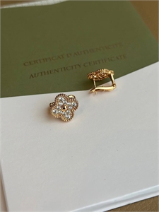 {{productViewItem.photos[photoViewList.activeNavIndex].Alt || productViewItem.photos[photoViewList.activeNavIndex].Description || 'Серьги Van Cleef'}}