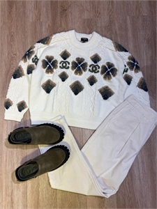 {{productViewItem.photos[photoViewList.activeNavIndex].Alt || productViewItem.photos[photoViewList.activeNavIndex].Description || 'Свитер CHANEL'}}