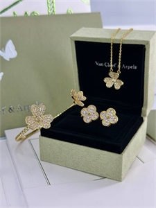 {{productViewItem.photos[photoViewList.activeNavIndex].Alt || productViewItem.photos[photoViewList.activeNavIndex].Description || 'Серьги Van Cleef'}}