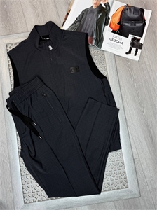 {{productViewItem.photos[photoViewList.activeNavIndex].Alt || productViewItem.photos[photoViewList.activeNavIndex].Description || 'Костюм DG'}}