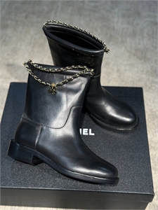 {{productViewItem.photos[photoViewList.activeNavIndex].Alt || productViewItem.photos[photoViewList.activeNavIndex].Description || 'Ботинки CHANEL'}}