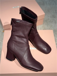 {{productViewItem.photos[photoViewList.activeNavIndex].Alt || productViewItem.photos[photoViewList.activeNavIndex].Description || 'Ботильоны MIU MIU'}}