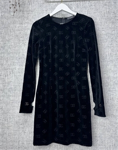 {{productViewItem.photos[photoViewList.activeNavIndex].Alt || productViewItem.photos[photoViewList.activeNavIndex].Description || 'Платье DG'}}