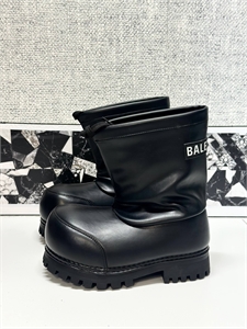 {{productViewItem.photos[photoViewList.activeNavIndex].Alt || productViewItem.photos[photoViewList.activeNavIndex].Description || 'Сапоги BALENCIAGA'}}