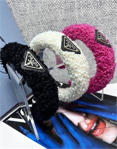 {{productViewItem.photos[photoViewList.activeNavIndex].Alt || productViewItem.photos[photoViewList.activeNavIndex].Description || 'Ободок PRADA'}}