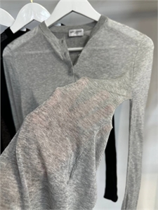 {{productViewItem.photos[photoViewList.activeNavIndex].Alt || productViewItem.photos[photoViewList.activeNavIndex].Description || 'Кофта YSL'}}