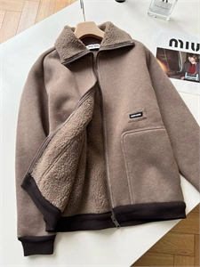 {{productViewItem.photos[photoViewList.activeNavIndex].Alt || productViewItem.photos[photoViewList.activeNavIndex].Description || 'Бомбер MIU MIU'}}