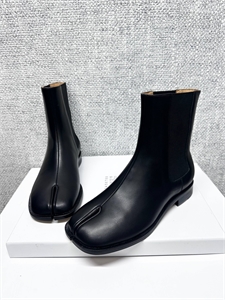 {{productViewItem.photos[photoViewList.activeNavIndex].Alt || productViewItem.photos[photoViewList.activeNavIndex].Description || 'Сапоги MM6'}}