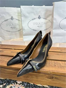 {{productViewItem.photos[photoViewList.activeNavIndex].Alt || productViewItem.photos[photoViewList.activeNavIndex].Description || 'Туфли PRADA'}}