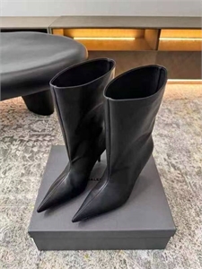 {{productViewItem.photos[photoViewList.activeNavIndex].Alt || productViewItem.photos[photoViewList.activeNavIndex].Description || 'Сапоги BALENCIAGA'}}