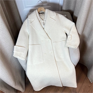 {{productViewItem.photos[photoViewList.activeNavIndex].Alt || productViewItem.photos[photoViewList.activeNavIndex].Description || 'Пальто LORO PIANA'}}