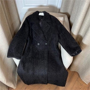 {{productViewItem.photos[photoViewList.activeNavIndex].Alt || productViewItem.photos[photoViewList.activeNavIndex].Description || 'Пальто JIL SANDER'}}