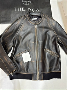 {{productViewItem.photos[photoViewList.activeNavIndex].Alt || productViewItem.photos[photoViewList.activeNavIndex].Description || 'Куртка THE ROW'}}