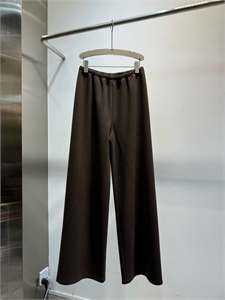 {{productViewItem.photos[photoViewList.activeNavIndex].Alt || productViewItem.photos[photoViewList.activeNavIndex].Description || 'Штаны THE ROW'}}