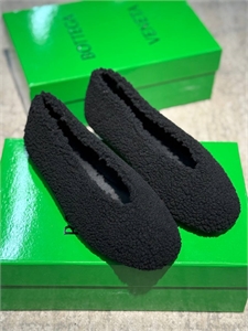 {{productViewItem.photos[photoViewList.activeNavIndex].Alt || productViewItem.photos[photoViewList.activeNavIndex].Description || 'Балетки BOTTEGA VENETA'}}