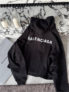 {{productViewItem.photos[photoViewList.activeNavIndex].Alt || productViewItem.photos[photoViewList.activeNavIndex].Description || 'Худи BALENCIAGA'}}