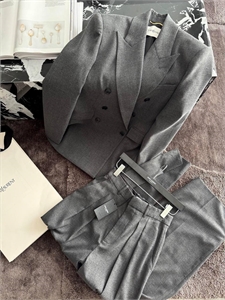 {{productViewItem.photos[photoViewList.activeNavIndex].Alt || productViewItem.photos[photoViewList.activeNavIndex].Description || 'Костюм YSL'}}