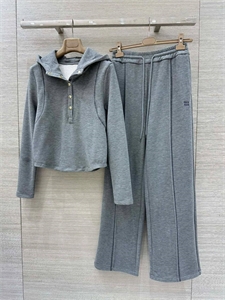 {{productViewItem.photos[photoViewList.activeNavIndex].Alt || productViewItem.photos[photoViewList.activeNavIndex].Description || 'Костюм MIU MIU'}}