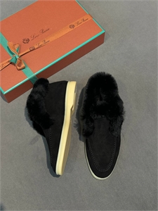 {{productViewItem.photos[photoViewList.activeNavIndex].Alt || productViewItem.photos[photoViewList.activeNavIndex].Description || 'Лоферы LORO PIANA'}}