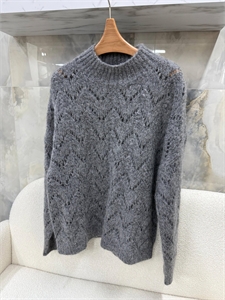 {{productViewItem.photos[photoViewList.activeNavIndex].Alt || productViewItem.photos[photoViewList.activeNavIndex].Description || 'Кофта LORO PIANA'}}