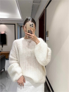 {{productViewItem.photos[photoViewList.activeNavIndex].Alt || productViewItem.photos[photoViewList.activeNavIndex].Description || 'Свитер LOEWE'}}