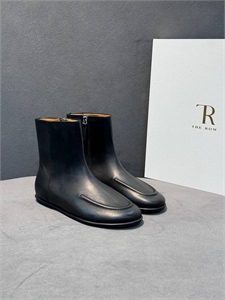 {{productViewItem.photos[photoViewList.activeNavIndex].Alt || productViewItem.photos[photoViewList.activeNavIndex].Description || 'Обувь THE ROW'}}