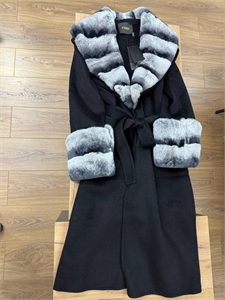 {{productViewItem.photos[photoViewList.activeNavIndex].Alt || productViewItem.photos[photoViewList.activeNavIndex].Description || 'Пальто FENDI'}}