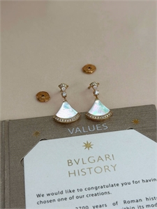 {{productViewItem.photos[photoViewList.activeNavIndex].Alt || productViewItem.photos[photoViewList.activeNavIndex].Description || 'Серьги BVLGARI'}}