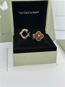 {{productViewItem.photos[photoViewList.activeNavIndex].Alt || productViewItem.photos[photoViewList.activeNavIndex].Description || 'Серьги Van Cleef'}}