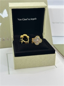 {{productViewItem.photos[photoViewList.activeNavIndex].Alt || productViewItem.photos[photoViewList.activeNavIndex].Description || 'Серьги Van Cleef'}}