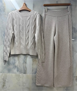 {{productViewItem.photos[photoViewList.activeNavIndex].Alt || productViewItem.photos[photoViewList.activeNavIndex].Description || 'Костюм LORO PIANA'}}