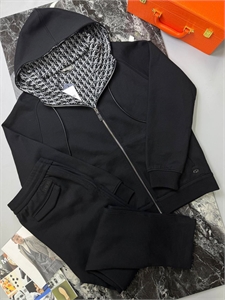 {{productViewItem.photos[photoViewList.activeNavIndex].Alt || productViewItem.photos[photoViewList.activeNavIndex].Description || 'Костюм DIOR'}}